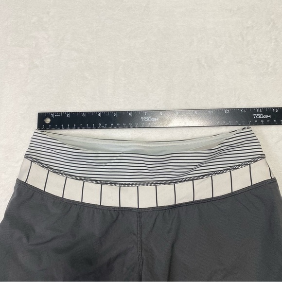 Lululemon Groovy Run Short Soot Light Slalom Stripe Angel Wing Size Size 4 - Picture 12 of 14
